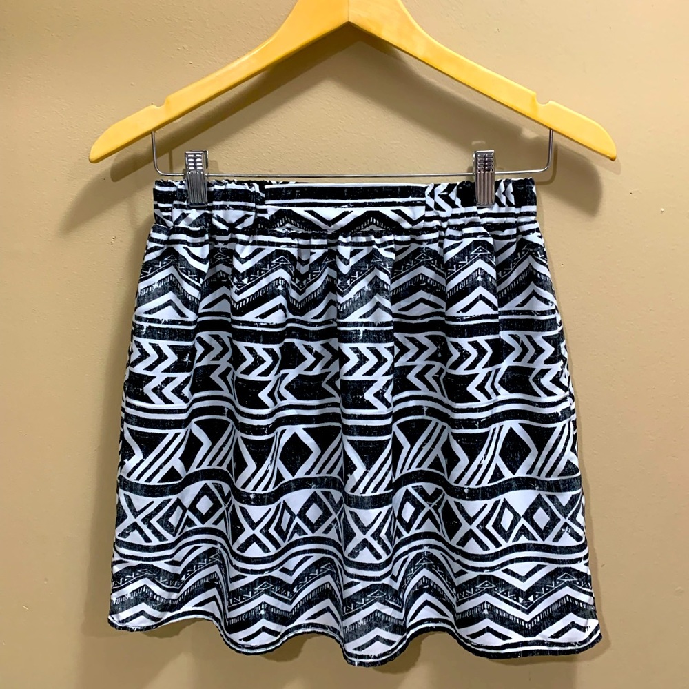 A. Byer Tribal Black and White Geometric Stretch Waist mini skirt, size S